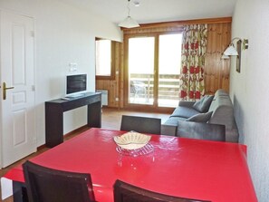 TV - 200m from shops, 2nd floor, view valley, swimming pool, sauna, hammam, balcony, ski locker, 33m² (Les Orres)