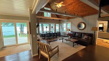 TV connectée, cheminée, jeux vidéo, livres