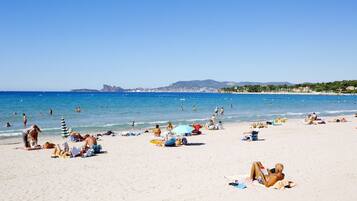 Beach nearby, sun loungers, beach towels