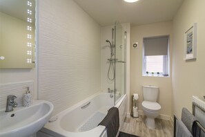 Familjehus | Badrum | Badkar/dusch, gratis toalettartiklar, hårtork och handdukar
