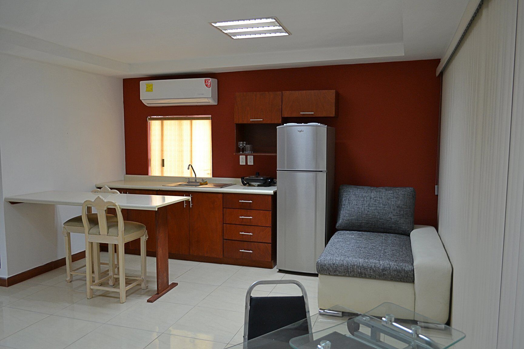 Jääkaappi, mikroaaltouuni, astianpesukone, talouspaperi