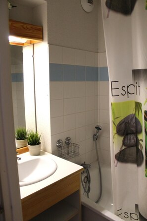 Bathroom - 200m from resort center, 3rd floor, view mountain, balcony, tv, ski locker, 30m², Superdévoluy (Le Dévoluy)
