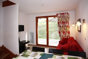 Interior - Ski-in/ski-out & foot of the slopes, fitness, swimming pool, sauna, hammam, terrace, parking, tv (Les Orres)