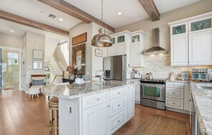 Fridge, microwave, oven, stovetop - 3 Story Amazing Home on the Water (Cape Coral)