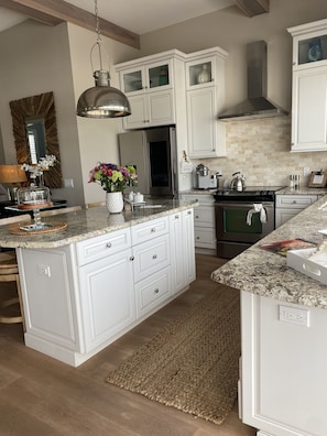 Køleskab, mikrobølgeovn, ovn, kogeplade