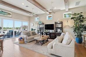 Smart TV, DVD player, stereo, offices - 3 Story Amazing Home on the Water (Cape Coral)