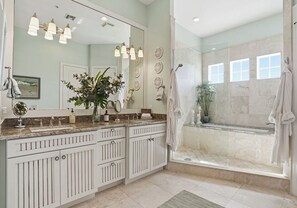Badewanne, Haartrockner, Handtücher, Seife