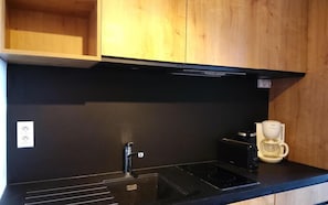Een koelkast, een microgolfoven, een oven, een vaatwasser