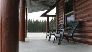 Terrace/patio - Overlook Cabin Rental - Pet Friendly! (Valemount)