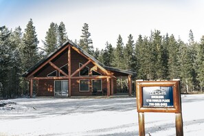 Exterior - Overlook Cabin Rental - Pet Friendly! (Valemount)