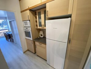 Køleskab, mikrobølgeovn, ovn, kaffe-/temaskine