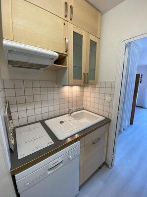 Køleskab, mikrobølgeovn, ovn, kaffe-/temaskine