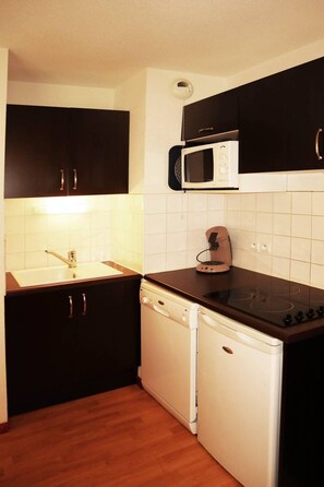 Fridge, dishwasher