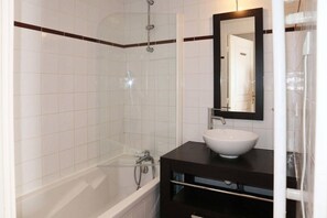 Bathtub - Ski-in/ski-out & foot of the slopes, 1st floor, view swimming pool, fitness, swimming pool, sauna (Les Orres)