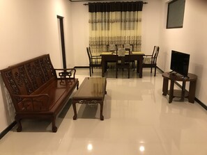 Hus – deluxe, 2 soverom, røyk, kjøleskap og mikrobølgeovn | Oppholdsområde | Flatskjerm-TV