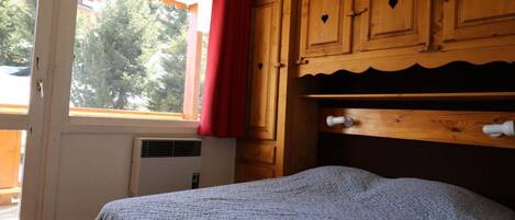 1 soverom, wi-fi (mot et tillegg) og sengetøy