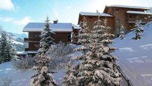 A snow-covered mountain resort with wooden buildings and snow-laden trees. - 150m from ski slopes, 1st floor, balcony, 38m², Méribel-Mottaret (Méribel - Les Allues)