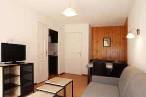 LCD TV - 200m from shops, 1st floor, view swimming pool, swimming pool, sauna, hammam, terrace, balcony (Les Orres)