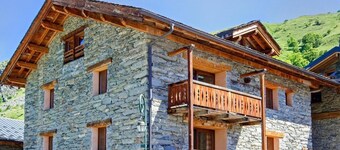 Chalet, 250m from ski slopes, balcony, fireplace or stove, parking, tv, ski locker, 260m²