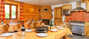 Chalet, 250m from ski slopes, balcony, fireplace or stove, parking, tv, ski locker, 260m²