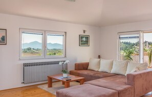 TV - Awesome apartment in Rogotin with WiFi (Rogotin)