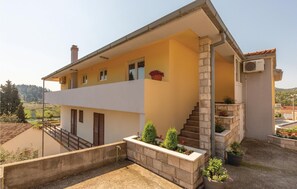 Exterior - Awesome apartment in Rogotin with WiFi (Rogotin)