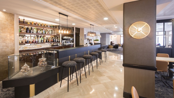 Bar (trong khuôn viên)