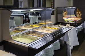 Breakfast, lunch and dinner served - Hotel National (Lourdes)