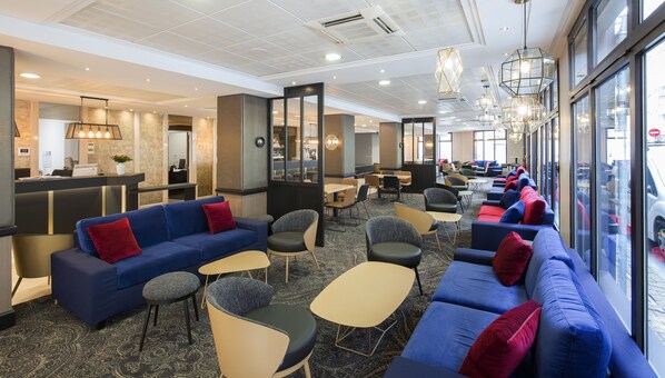 Lobby sitting area - Hotel National (Lourdes)