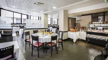 Se ofrece un desayuno bufé (12 EUR por persona)