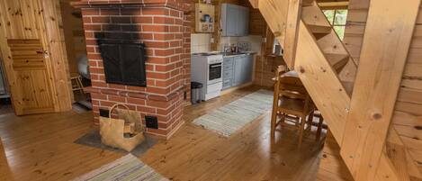 Réfrigérateur, micro-ondes, batterie de cuisine, vaisselle et ustensiles