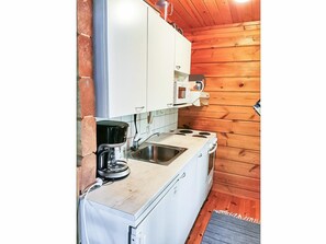 Køleskab, mikrobølgeovn, køkkentøj/tallerkener/redskaber