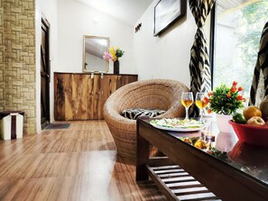 เครื่องนอนระดับพรีเมียม, โต๊ะทำงาน, ห้องเก็บเสียง, เตียงเสริม/เปล