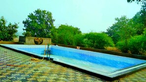 สระว่ายน้ำกลางแจ้ง