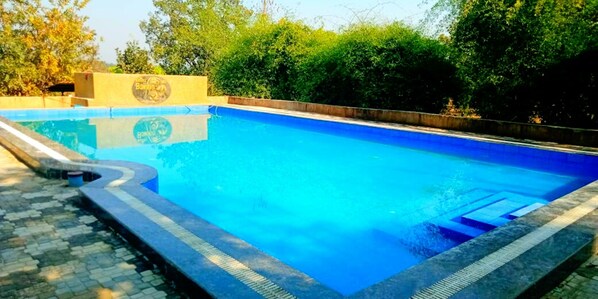 สระว่ายน้ำกลางแจ้ง