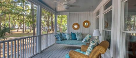 Télévision à écran plat, cheminée, livres