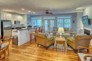 Platt-tv, eldstad och böcker