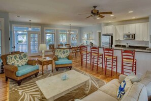 Platt-tv, eldstad och böcker