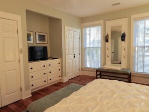 2 slaapkamers, een bureau, een strijkplank/strijkijzer, wifi