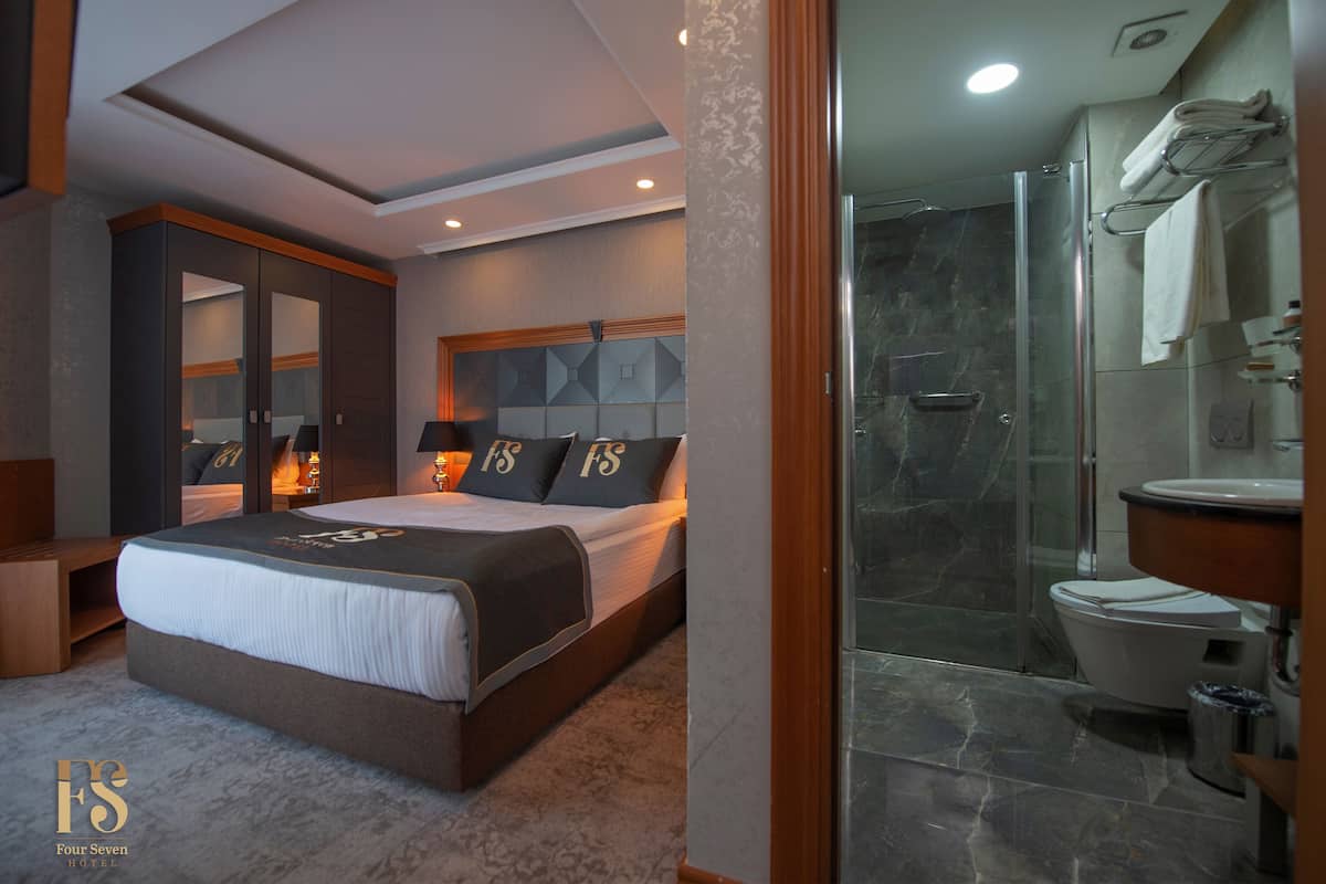 Junior Suite | Bar mini, peti besi dalam bilik, meja, ruang kerja komputer riba