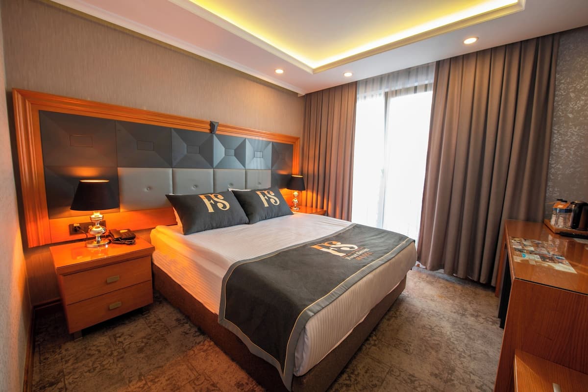 Standard Single Room | Bar mini, peti besi dalam bilik, meja, ruang kerja komputer riba