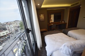 Standard Twin Room | Minibar, in-room safe, desk, laptop workspace - Four Seven Hotel (Istanbul)