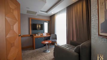 Junior Suite | Minibar, in-room safe, desk, laptop workspace