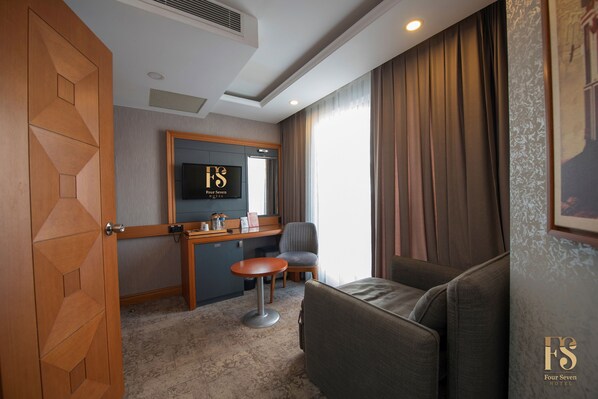 Junior Suite | Minibar, in-room safe, desk, laptop workspace - Four Seven Hotel (Istanbul)