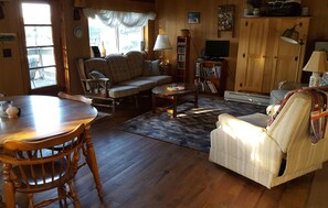 Fernseher, Kamin, DVD-Player