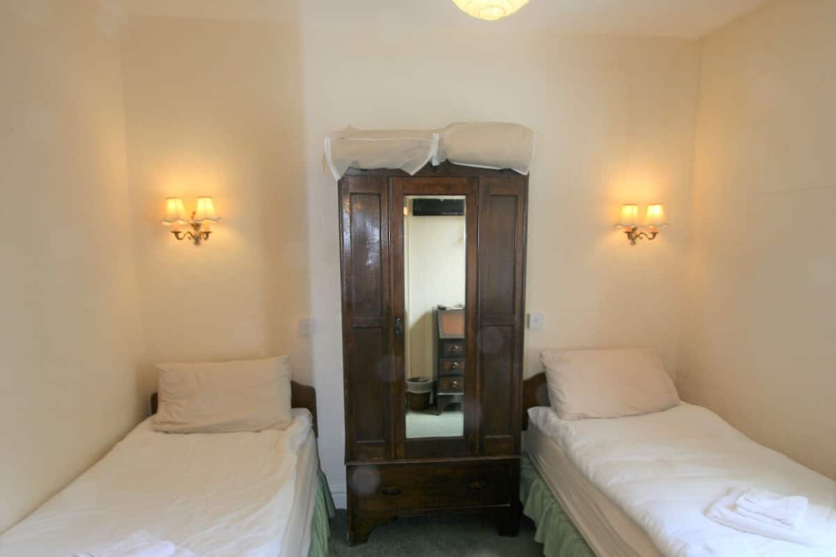 Habitación básica con 2 camas individuales, baño privado | 1 dormitorio