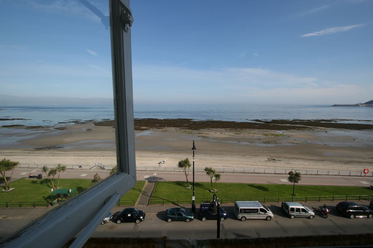 Habitación con 2 camas individuales, baño privado, vistas al mar | Vistas desde el alojamiento