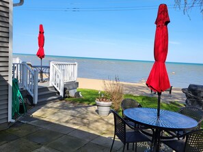 Outdoor dining - Beachfront home cure for high blood pressure (Harbor Beach)