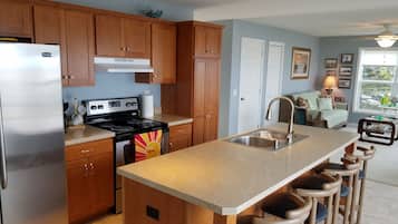 Kylskåp, mikrovågsugn, ugn och spishäll