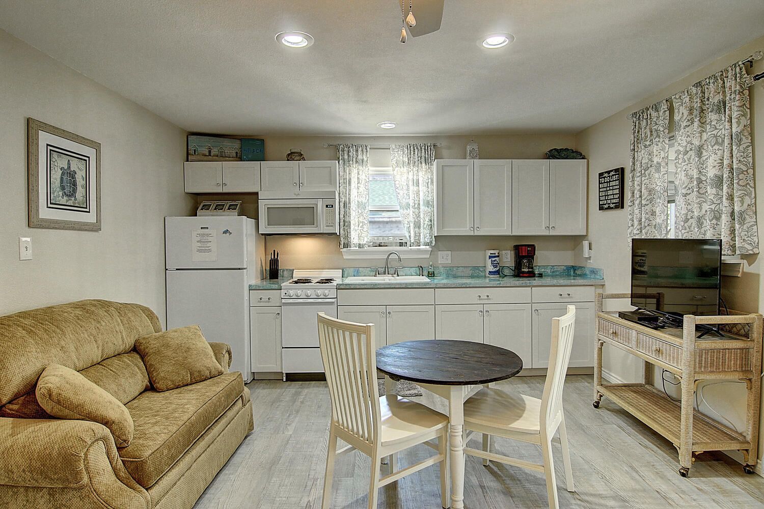 Romantic storybook cottage nestled in the heart of old town Port A!